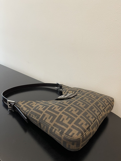 フェンディバッグ背面デザイン